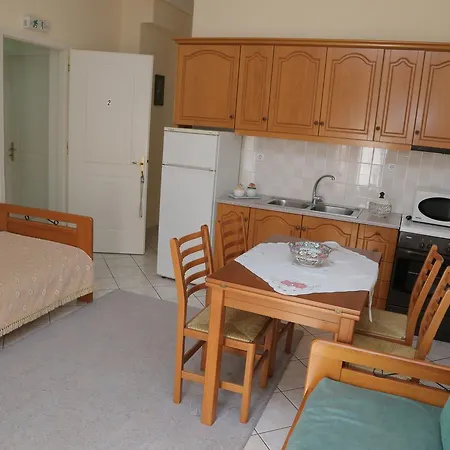 Guest house Platanos *